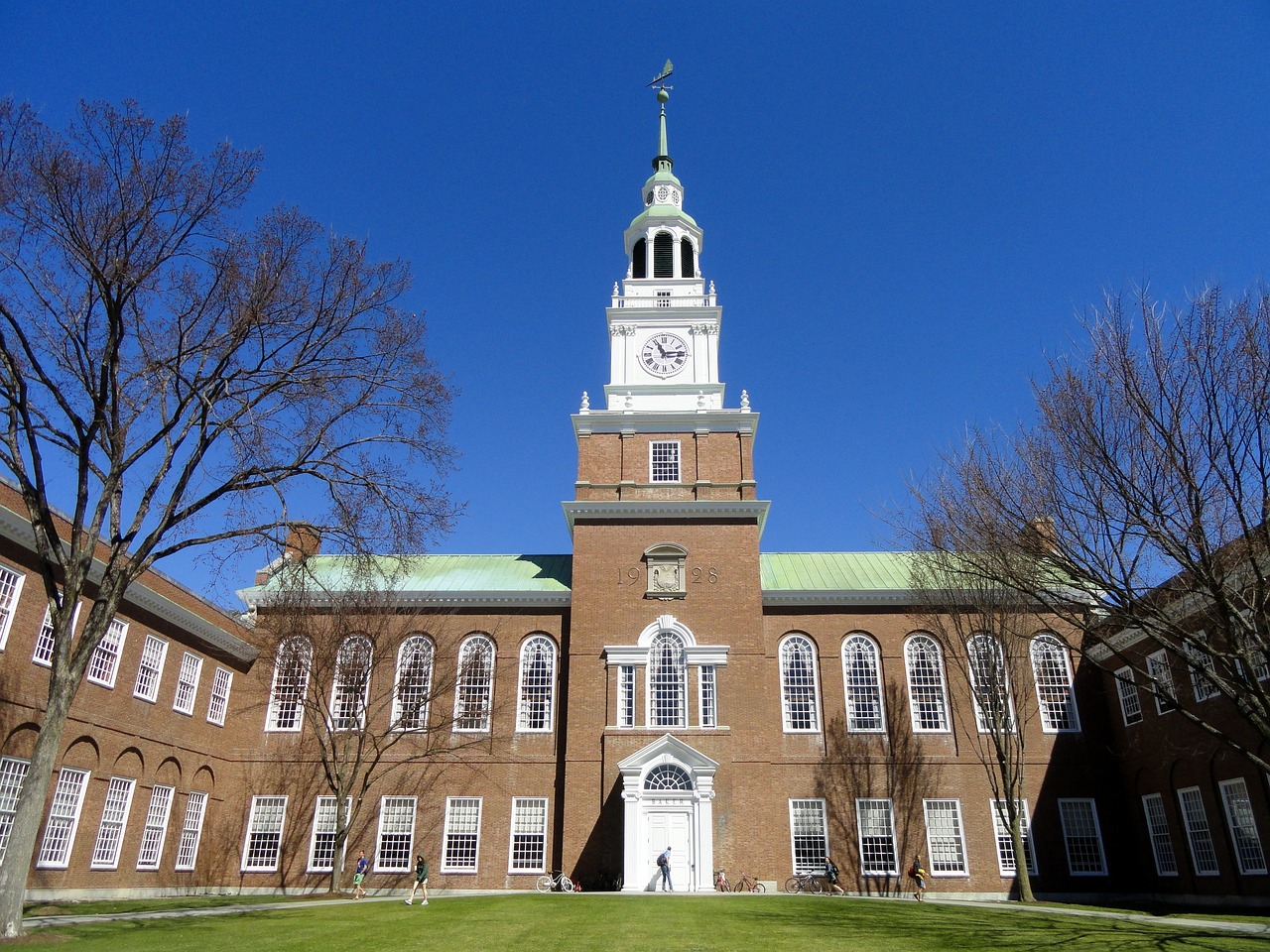 Dartmouth Tuck’s 2024 Application Essays Focus on Identity